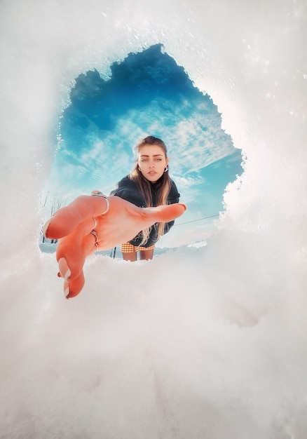 Image composite numérique d'une femme contre le ciel
