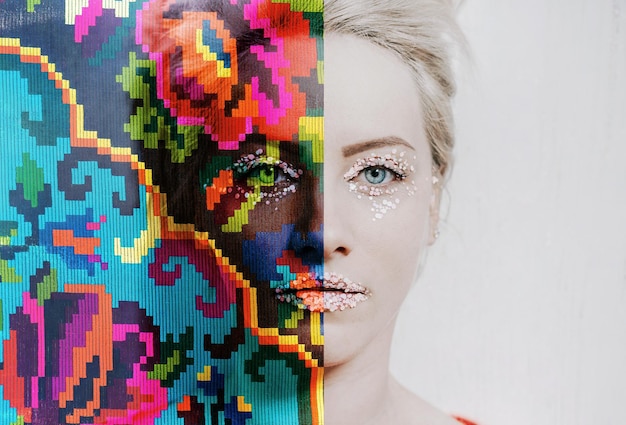 Image composite numérique d'une femme avec du maquillage et un motif coloré contre le mur