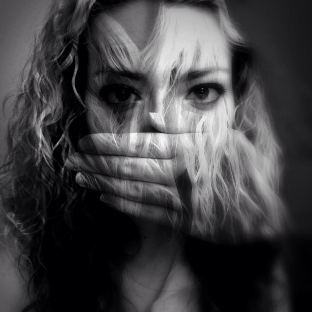 Photo image composite numérique d'une femme avec les mains couvrant la bouche