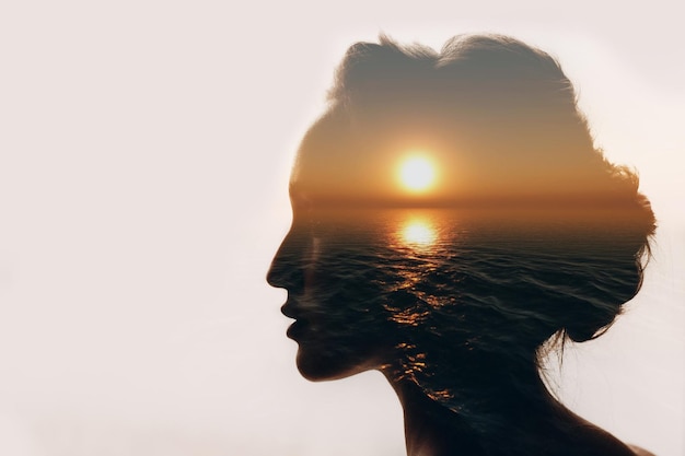 Image composite numérique d'une femme et de la mer contre le ciel au coucher du soleil