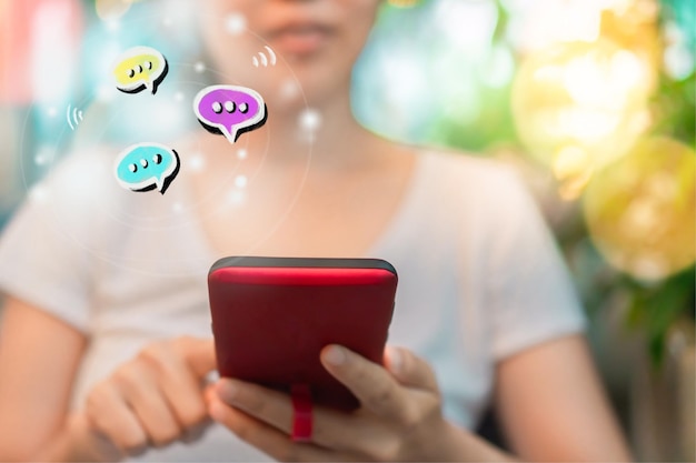 Photo image composite numérique d'une femme utilisant un téléphone portable avec des bulles de parole