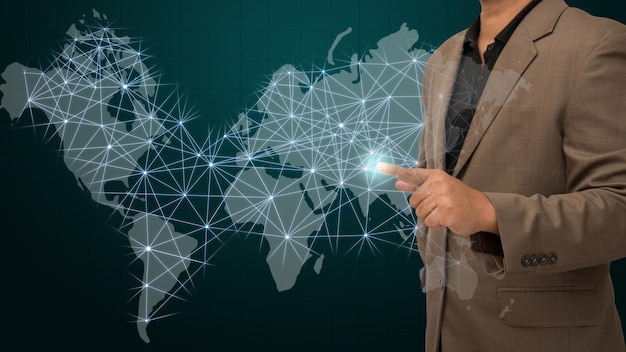 Image composite numérique d'un homme d'affaires touchant une carte du monde
