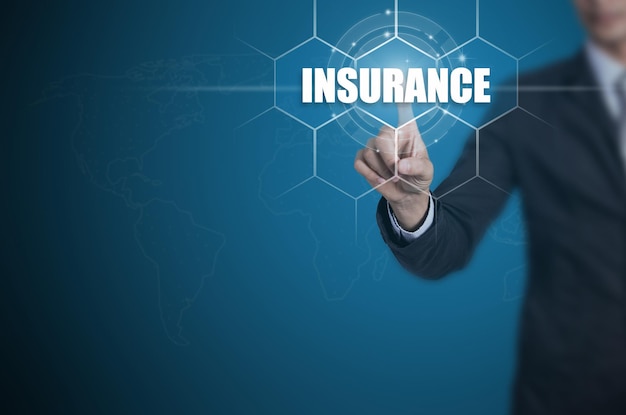 Image composite numérique d'un homme d'affaires touchant un texte d'assurance sur un fond bleu