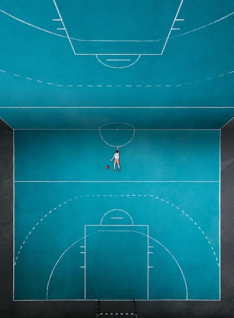 Photo image composite numérique d'un homme allongé sur un terrain de basket-ball