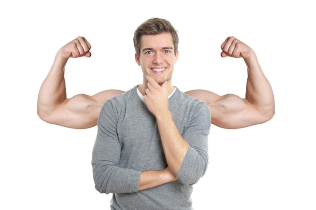 Image composite numérique d'un jeune homme souriant dont les mains fléchissent les muscles sur un fond blanc