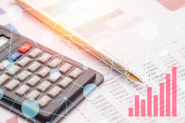 Photo image composite numérique de points contre un stylo avec une calculatrice et un document sur le bureau au bureau