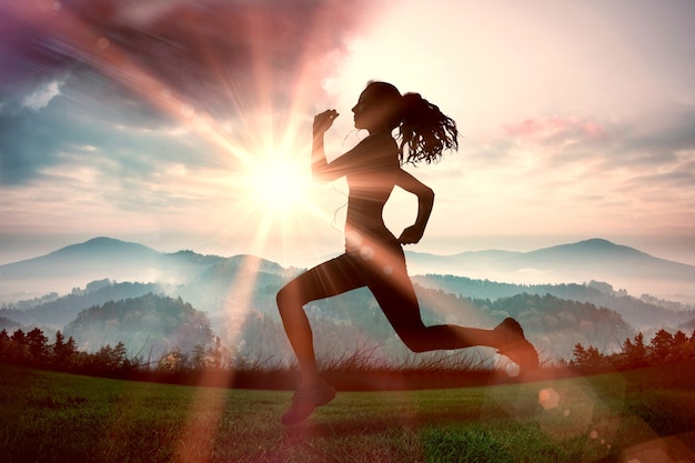 Image composite de pleine longueur de jogging femme en bonne santé