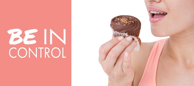 Image composite de smiling brunette holding cupcake au chocolat