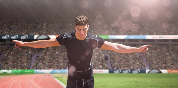 Image composite de la vue de face du sportif heureux court pour la victoire