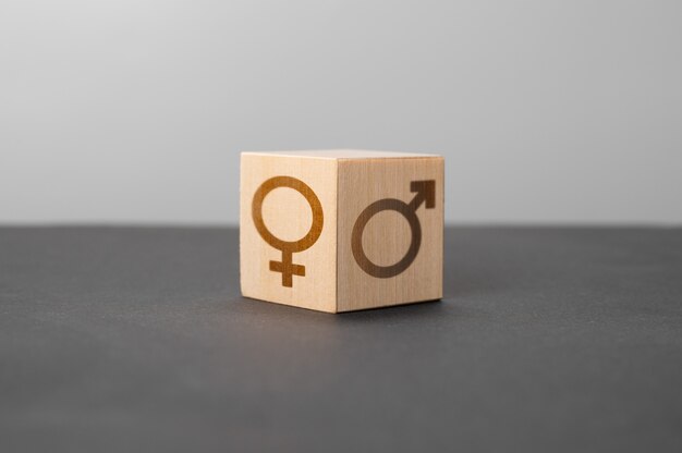 Image conceptuelle de l'égalité des sexes et de la différence Symbole masculin et féminin sur l'espace de copie de bloc de bois