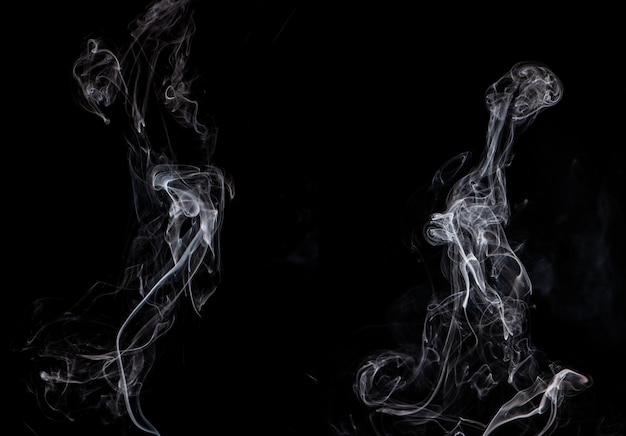 Image conceptuelle de la fumée de couleur blanche isolée sur fond noir foncé concept d'élément de conception d'Halloween