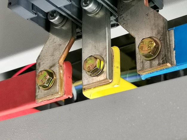 Image de la connexion du jeu de barres en cuivre dans l'armoire électrique Mise au point sélective