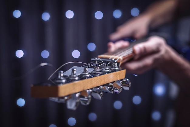 Image des cordes d'un gros plan de guitare électrique. Technique mixte