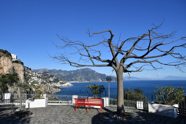 Photo une image de la côte amalfitaine et de ses villages surplombant la mer