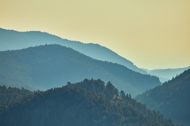 Image de couches brumeuses des sommets des montagnes