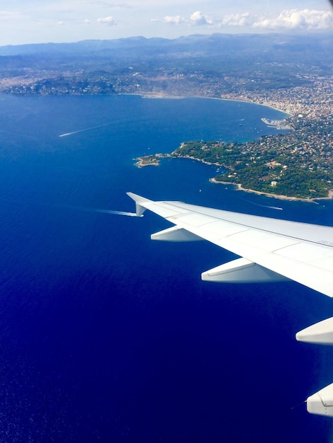 Photo image coupée de l'aile d'un avion