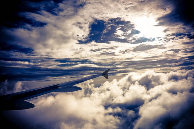 Photo image coupée d'un avion contre un ciel nuageux