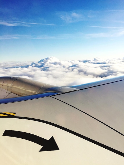 Image coupée d'un avion contre le ciel