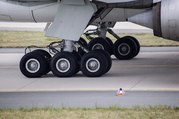 Image coupée d'un avion sur la piste