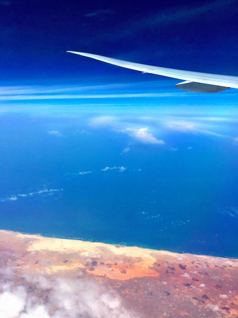 Photo image coupée d'un avion volant au-dessus du paysage