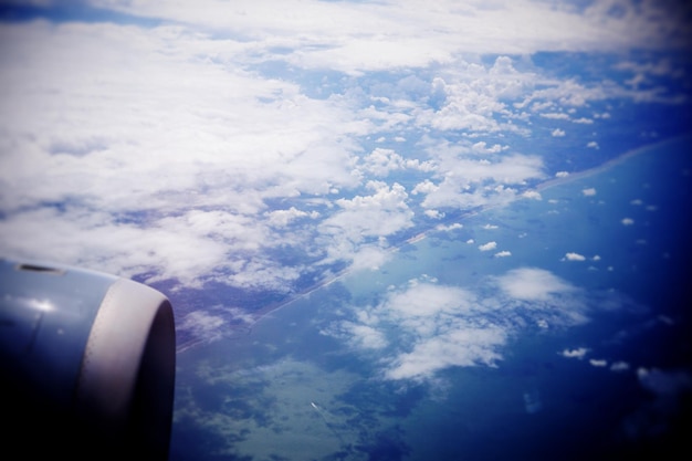 Photo image coupée d'un avion volant au-dessus de la mer