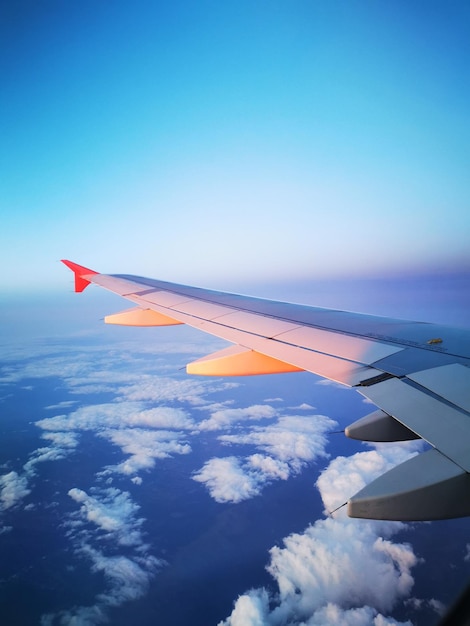 Photo image coupée d'un avion volant contre le ciel bleu