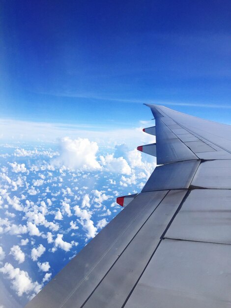 Photo image coupée d'un avion volant dans le ciel