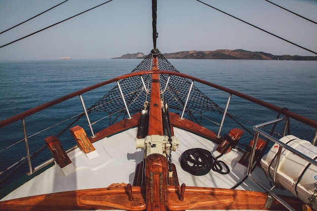 Image coupée de bateaux en mer