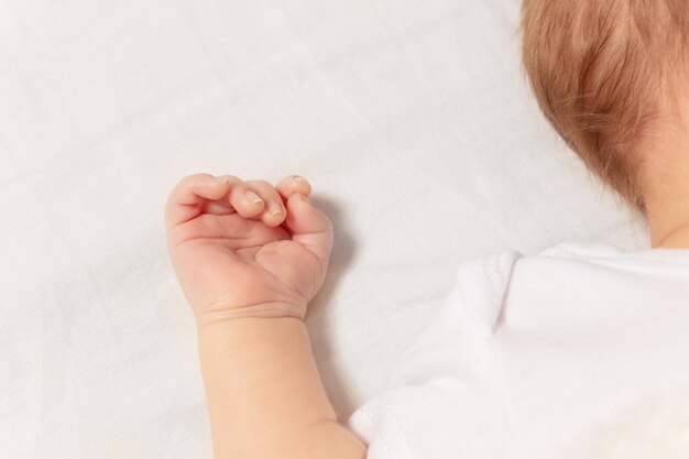 Image coupée d'un bébé sur le lit