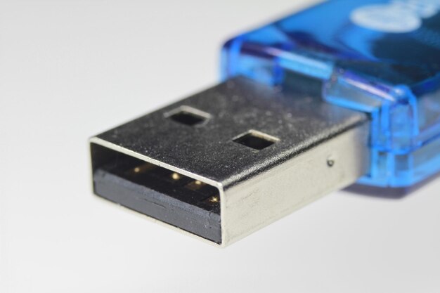 Photo image coupée d'une clé usb sur fond blanc