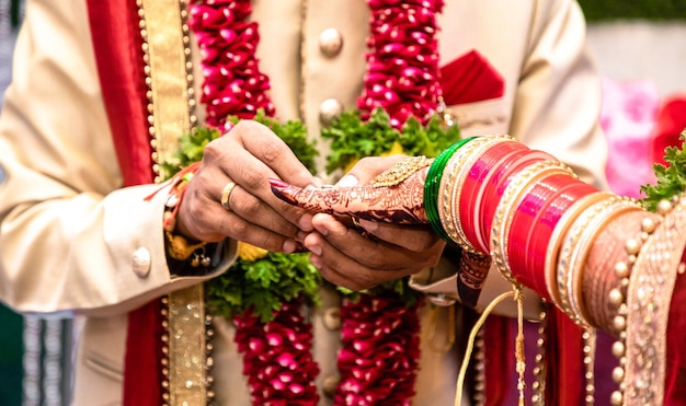 Image coupée d'un couple lors d'un mariage