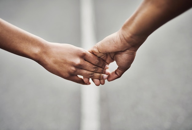 Image coupée d'un couple se tenant par la main