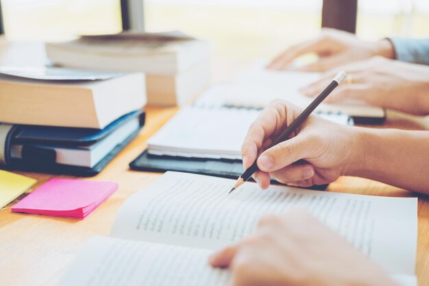 Image coupée d'étudiants qui étudient en classe