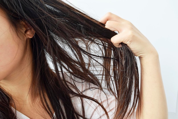 Image coupée d'une femme aux cheveux enchevêtrés sur un fond blanc