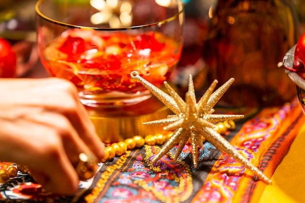 Photo image coupée d'une femme avec une décoration à la table