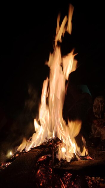 Image coupée d'une femme avec du feu