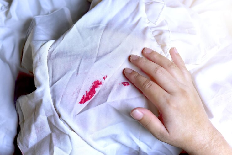 Photo image coupée d'une femme avec une goutte à goutte sur le lit