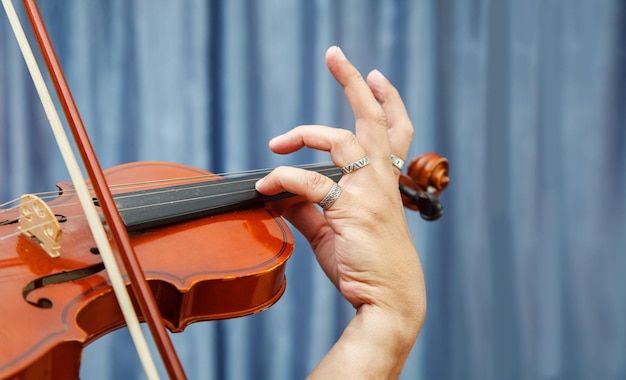 Photo image coupée d'une femme jouant du violon