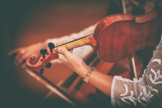 Photo image coupée d'une femme jouant du violon