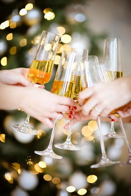 Image coupée d'une femme tenant un verre de vin