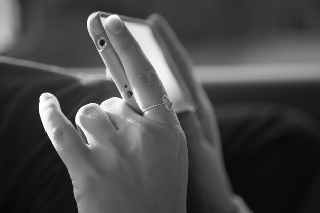 Image coupée d'une femme utilisant un smartphone