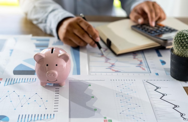 Image coupée d'un homme d'affaires calculant sur son bureau au bureau