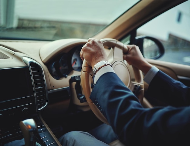 Image coupée d'un homme au volant d'une voiture