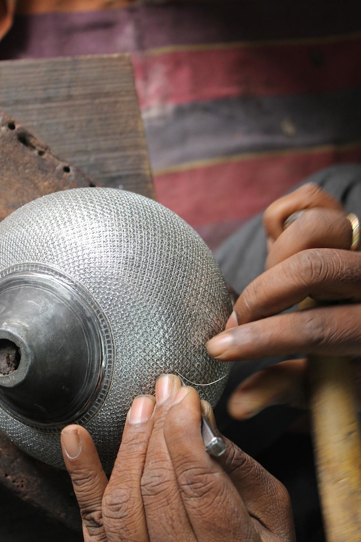 Photo image coupée d'un homme faisant de l'artisanat