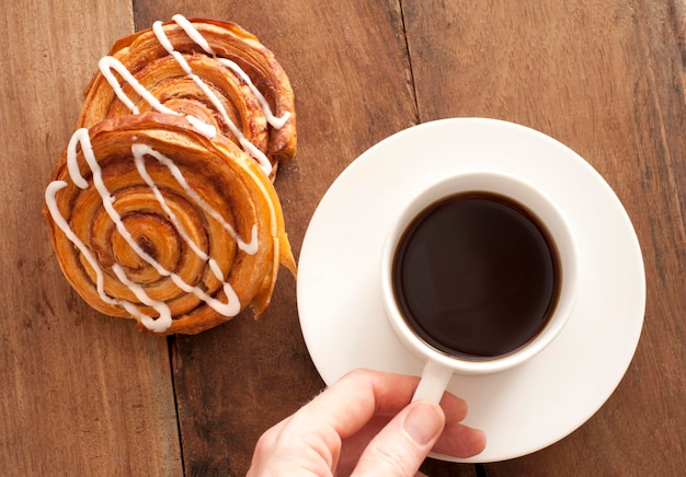 Image coupée d'un homme tenant une tasse de café