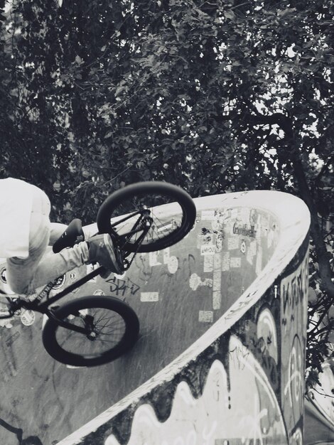 Photo image coupée d'un homme à vélo sur une rampe sportive