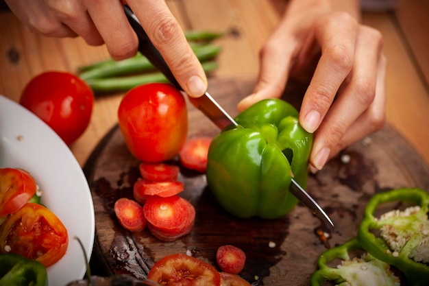 Photo image coupée d'une main tenant des légumes
