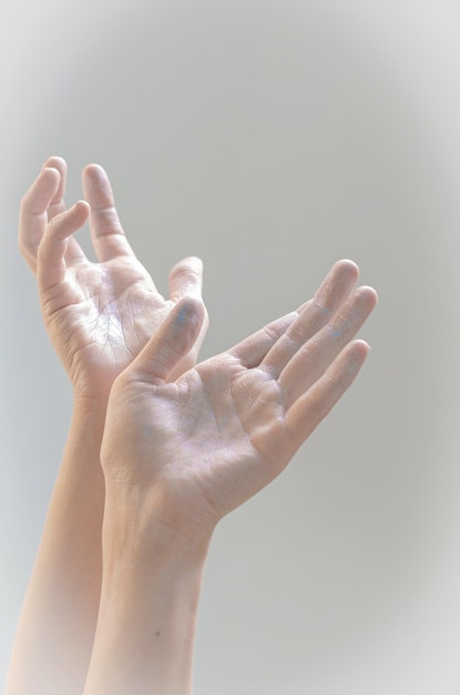 Photo image coupée de mains de femmes faisant des gestes sur un fond gris