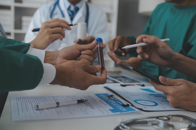 Image coupée de médecins à succès discutant du diagnostic pendant la conférence