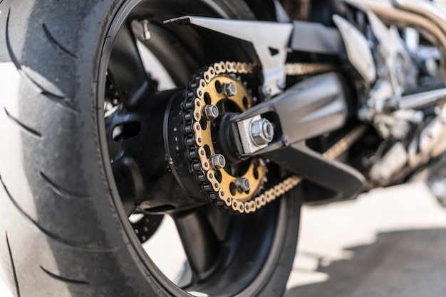 Image coupée d'une moto garée dans la rue
